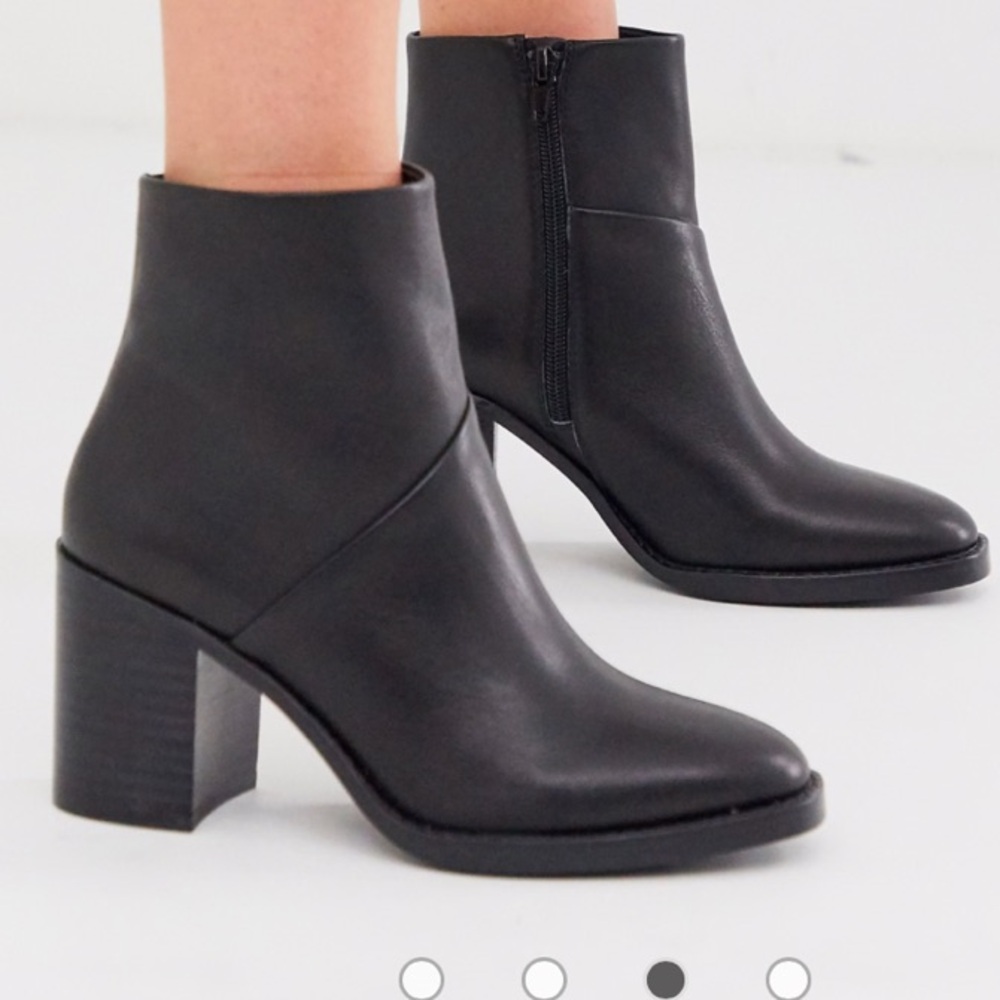 LIKE NEW STEVE MADDEN Tenley black leather mid heeled ankle boots